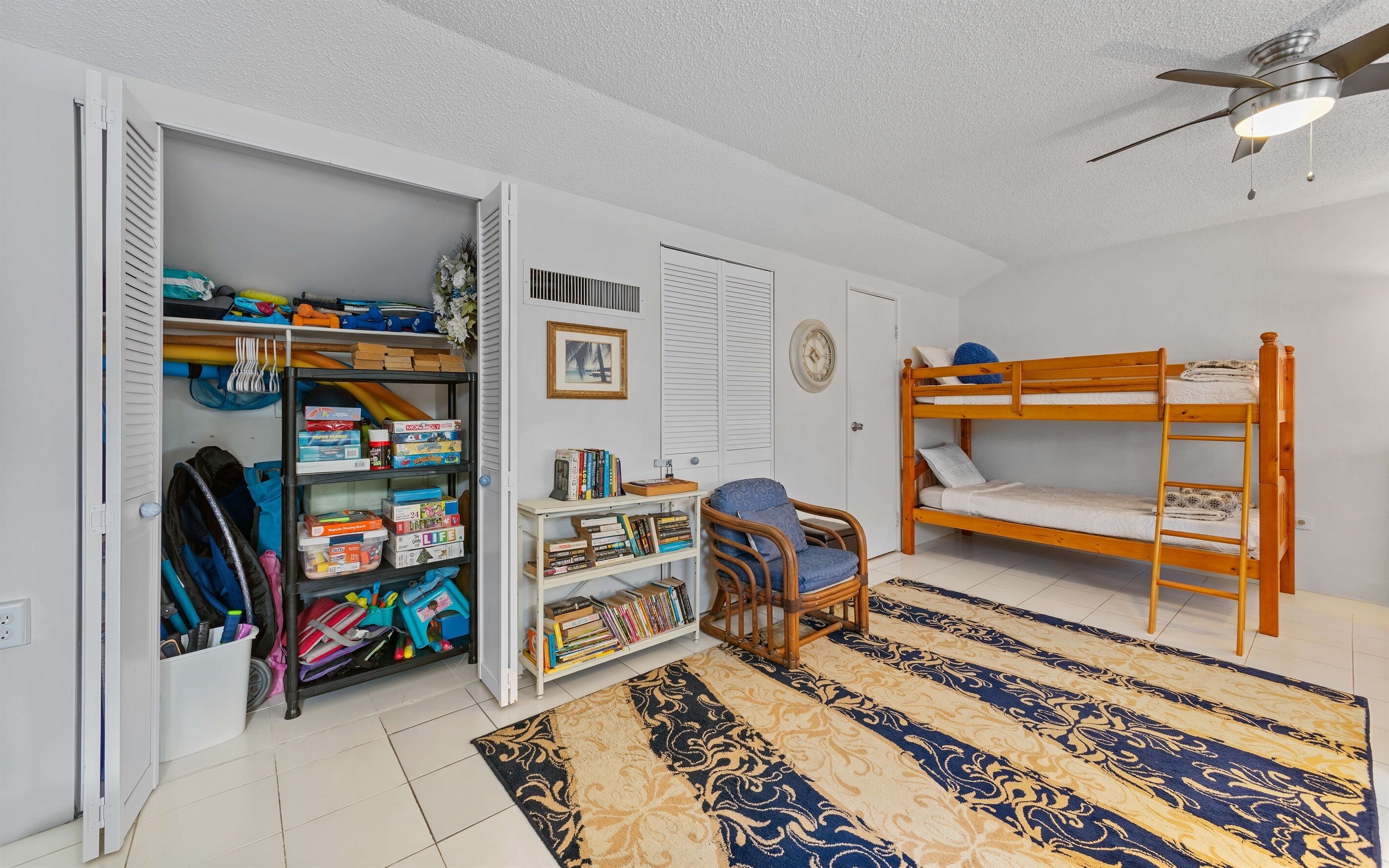 3 makuuhuonetta, työpöytä, silitysrauta/-lauta, vauvan matkasänky