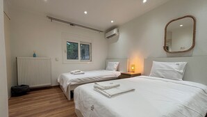 2 bedrooms, desk, iron/ironing board, WiFi