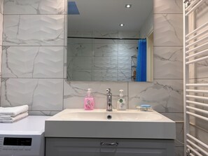 Dusche, Haartrockner, Handtücher, Seife