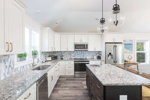 Fridge, microwave, stovetop, dishwasher