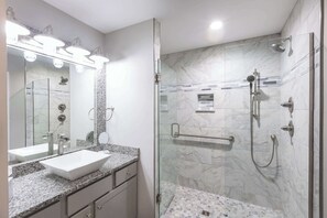 Ducha, secador de pelo, toallas, shampoo