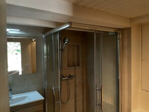 Towels, soap, toilet paper - Completely renovated cottage, for a quiet stay in the middle of the vineyards. (Vaison-la-Romaine)
