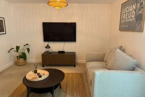 Televisión y chimenea 