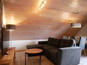 TV, stereo - Holiday Apartment 'Obere Alm' with Shared Garden, Balcony and Wi-Fi (Oberkirch)