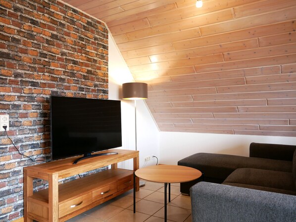 TV, stereo - Holiday Apartment 'Obere Alm' with Shared Garden, Balcony and Wi-Fi (Oberkirch)