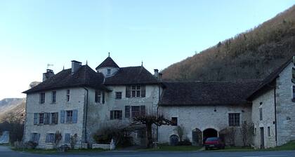 Gästezimmer „Room – Les loups bleus“ mit Klimaanlage