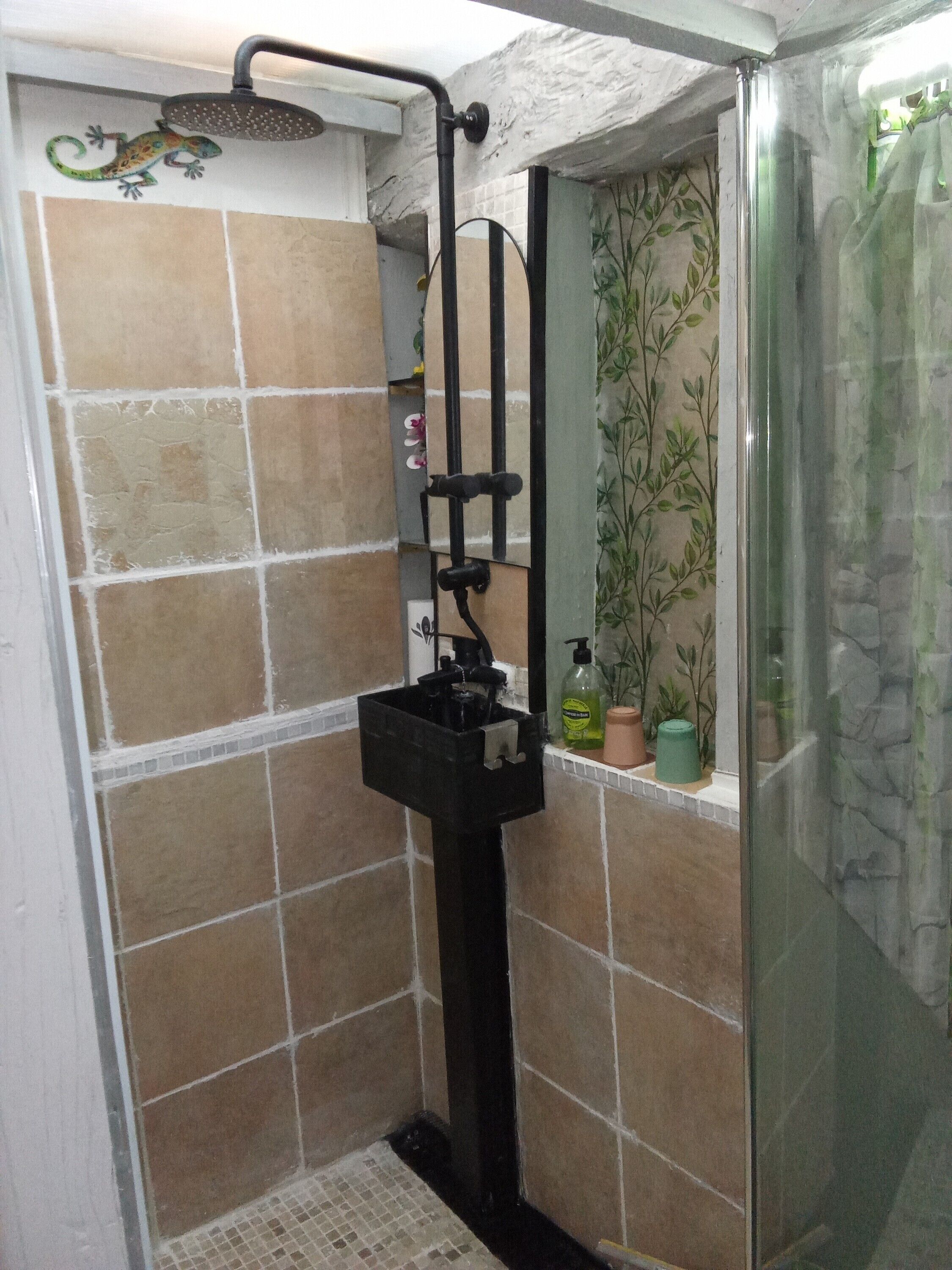 Chuveiro, toalhas de banho