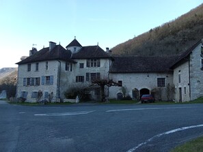 Unclassified image, 4 of 19, button - Guest Room "Room - Les loups bleus" with Air Conditioning (Rossillon)