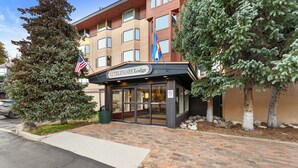 A hotel entrance with a brick facade, American flags, and a sign reading "TELEMARK Lodge 45".