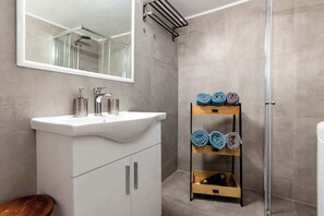 Apartemen | 1 kamar tidur, meja kerja, dan internet