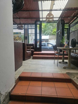 32-英寸纯平电视 （配备数码频道）、电视