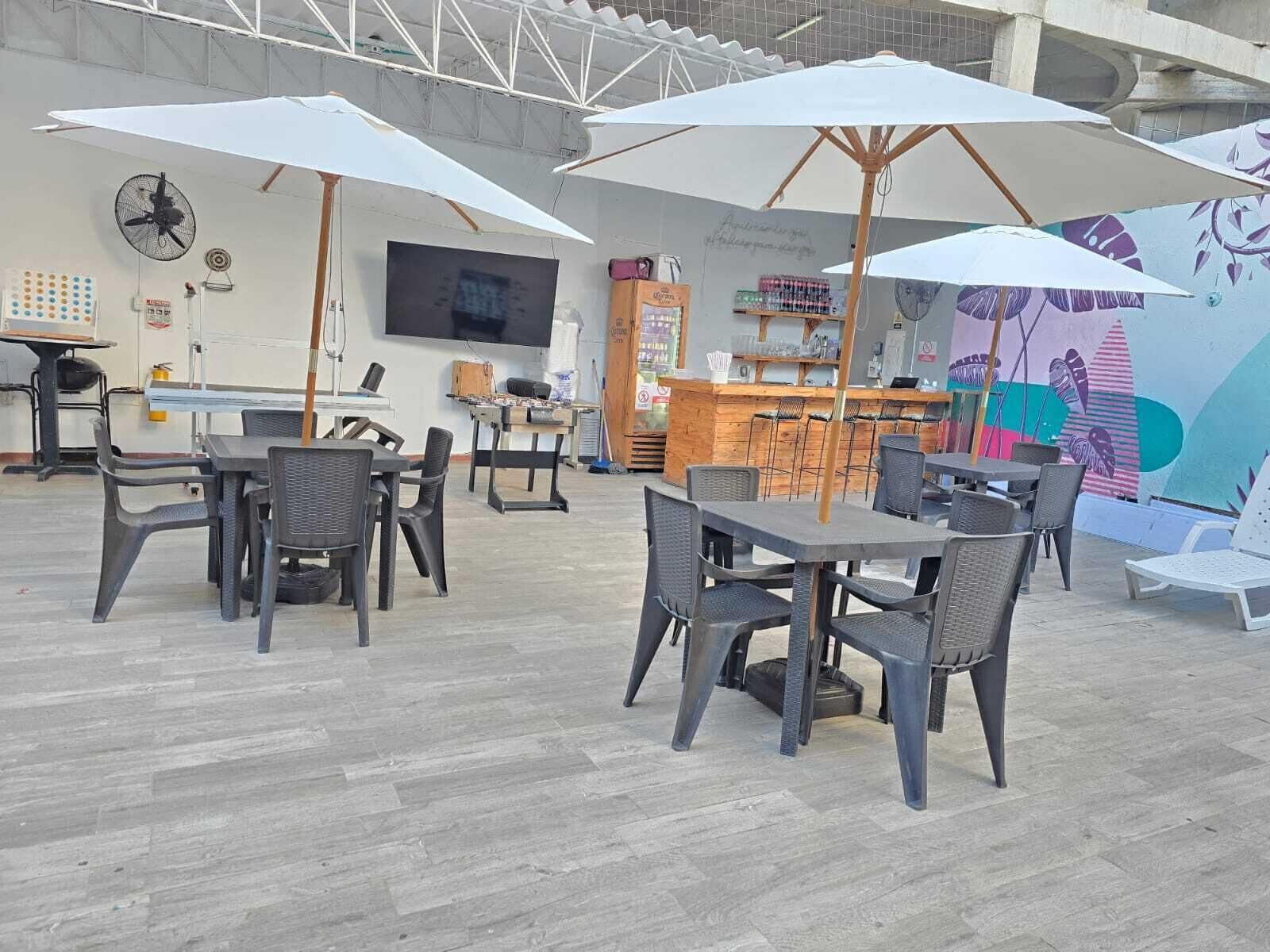 Muebles diferentes y espacio para trabajar con laptop 