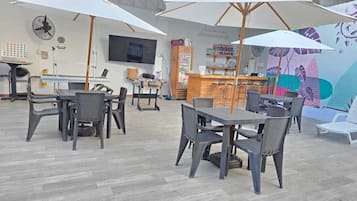 Muebles diferentes y espacio para trabajar con laptop