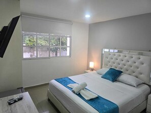 Habitación cuádruple básica | Mobiliario individual y espacio para trabajar con un portátil