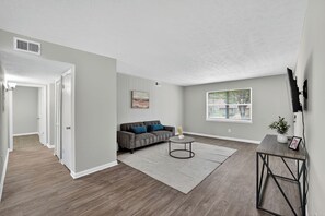 Televisión y oficina 