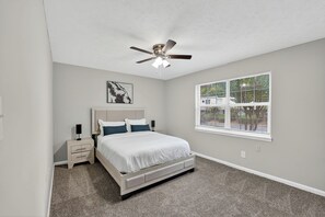 2 bedrooms, desk, iron/ironing board, travel cot - Spacious 2Bd 1Bt Family Apartment with Modern Style (College Park)