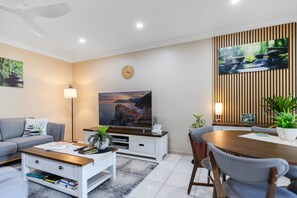 Télévision, chaîne hi-fi, espaces bureaux