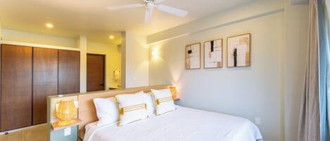 Tabla de planchar con plancha, wifi gratis, ropa de cama