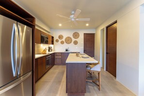Frigorífico, microondas, horno y placa de cocina