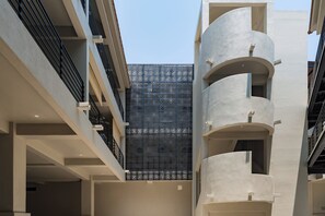 Un immeuble à plusieurs étages, doté de balcons et d’une façade ornée de motifs.