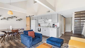 Condo, Multiple Beds, Balcony, Mountain View (Skyview Getaway) | Interior