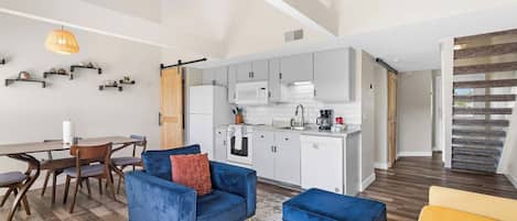 Appart'hôtel, plusieurs lits, balcon, vue montagne (Skyview Getaway) | Intérieur