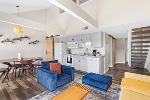 Condo, Plusieurs lits, balcon, vue sur la montagne (Skyview Getaway) | Intérieur