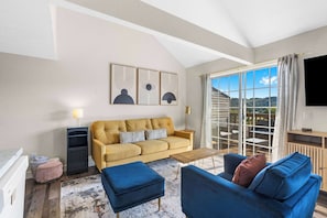 شقة - عدة أسرّة - بشرفة - منظر للجبل (Skyview Getaway) | منطقة المعيشة