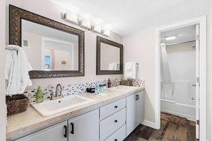 Condo, Multiple Beds, Balcony, Mountain View (Skyview Getaway) | Bathroom | Towels