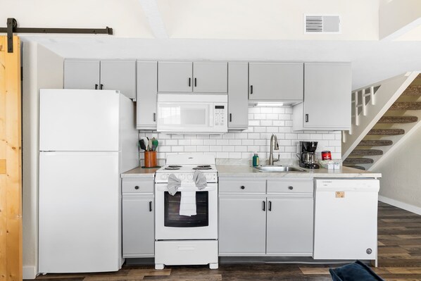 Condo, Multiple Beds, Balcony, Mountain View (Skyview Getaway) | Private kitchen