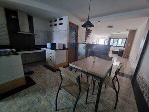 Maison, 2 chambres, patio, vue ville | Restauration