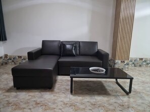 House, 2 Bedrooms, Patio, City View | Living area