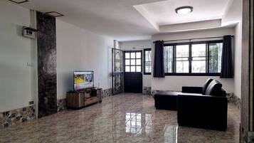 House, 2 Bedrooms, Patio, City View | Living room