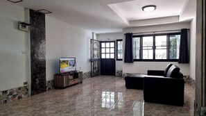 บ้านพัก, 2 ห้องนอน, ลานระเบียง, วิวเมือง | ห้องนั่งเล่น