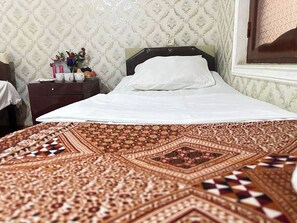 خزنة داخل الغرفة ومكتب ومساحة عمل للكمبيوتر المحمول وستائر تعتيم