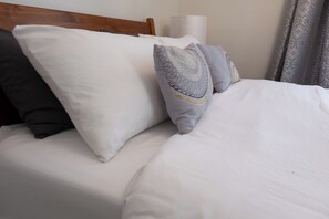 2 habitaciones, tabla de planchar con plancha, wifi y ropa de cama 