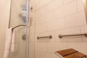 Shower, hair dryer, towels, soap - 2BR Washer/Dryer High Speed Wi-Fi, perfect for extended stays (Plainfield)