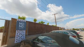 Vista frontal de la propiedad