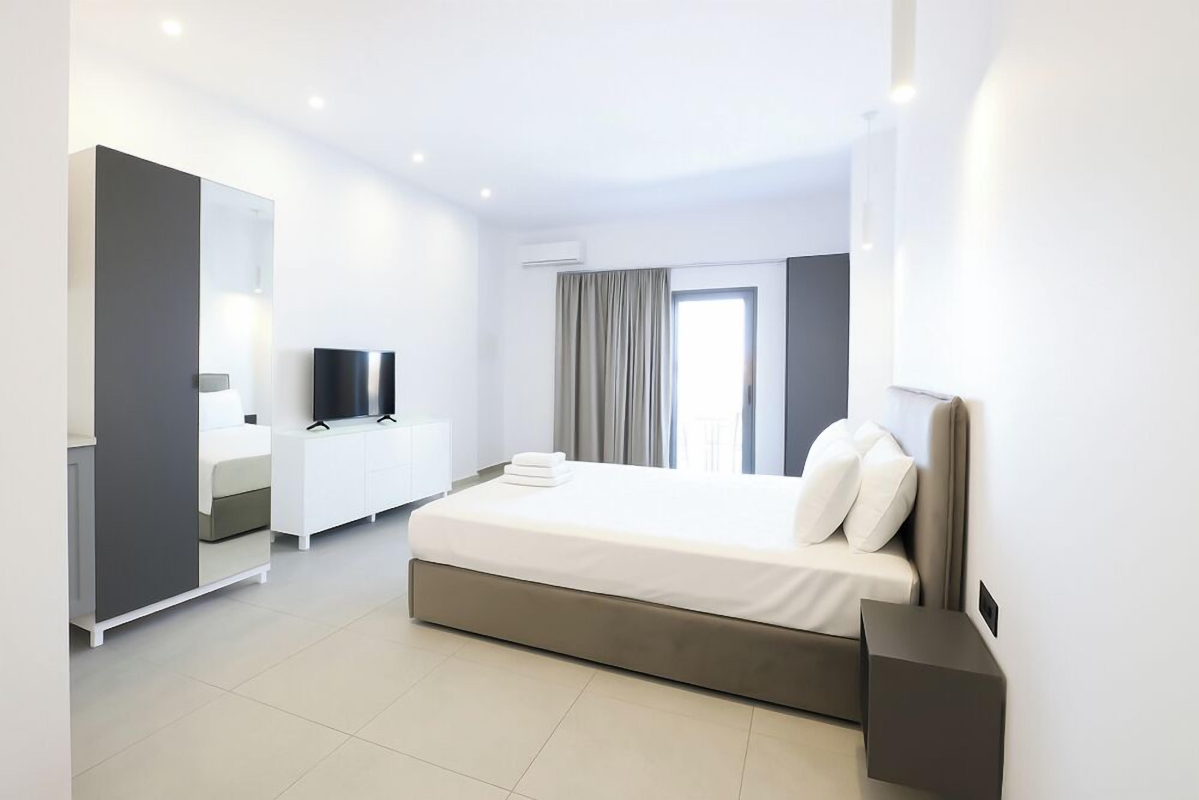 スタンダード 4 人部屋 バルコニー シービュー | ミニバー、遮光カーテン、防音設備、アイロン / アイロン台