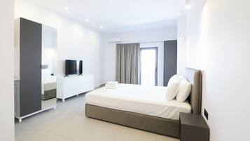 Standard Quadruple Room, Balcony, Sea View | Desk, blackout curtains, soundproofing, iron/ironing board