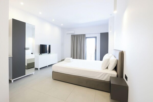 Standard Quadruple Room, Balcony, Sea View | Minibar, blackout drapes, soundproofing, iron/ironing board