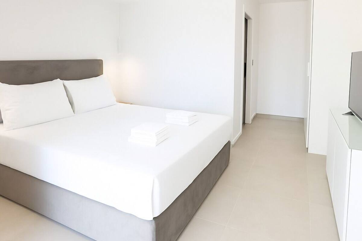 Standaard tweepersoonskamer, balkon, uitzicht op zee | Een minibar, verduisterende gordijnen, geluiddichte muren