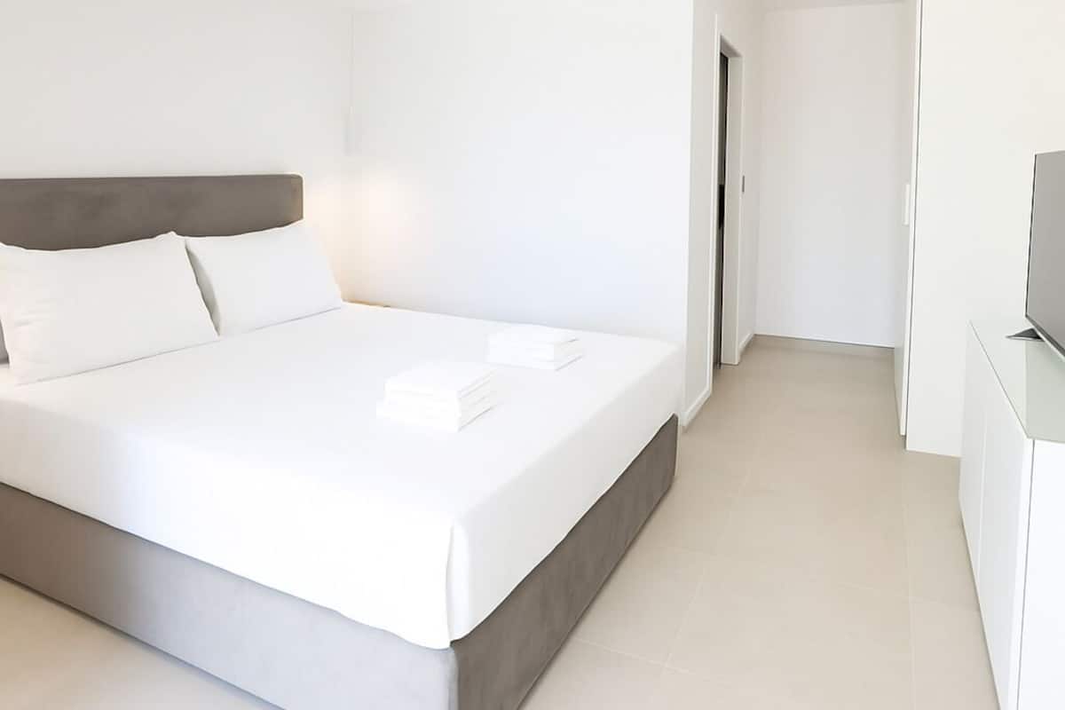 Standard Double Room, Balcony, Sea View | Minibar, blackout curtains, soundproofing, iron/ironing board
