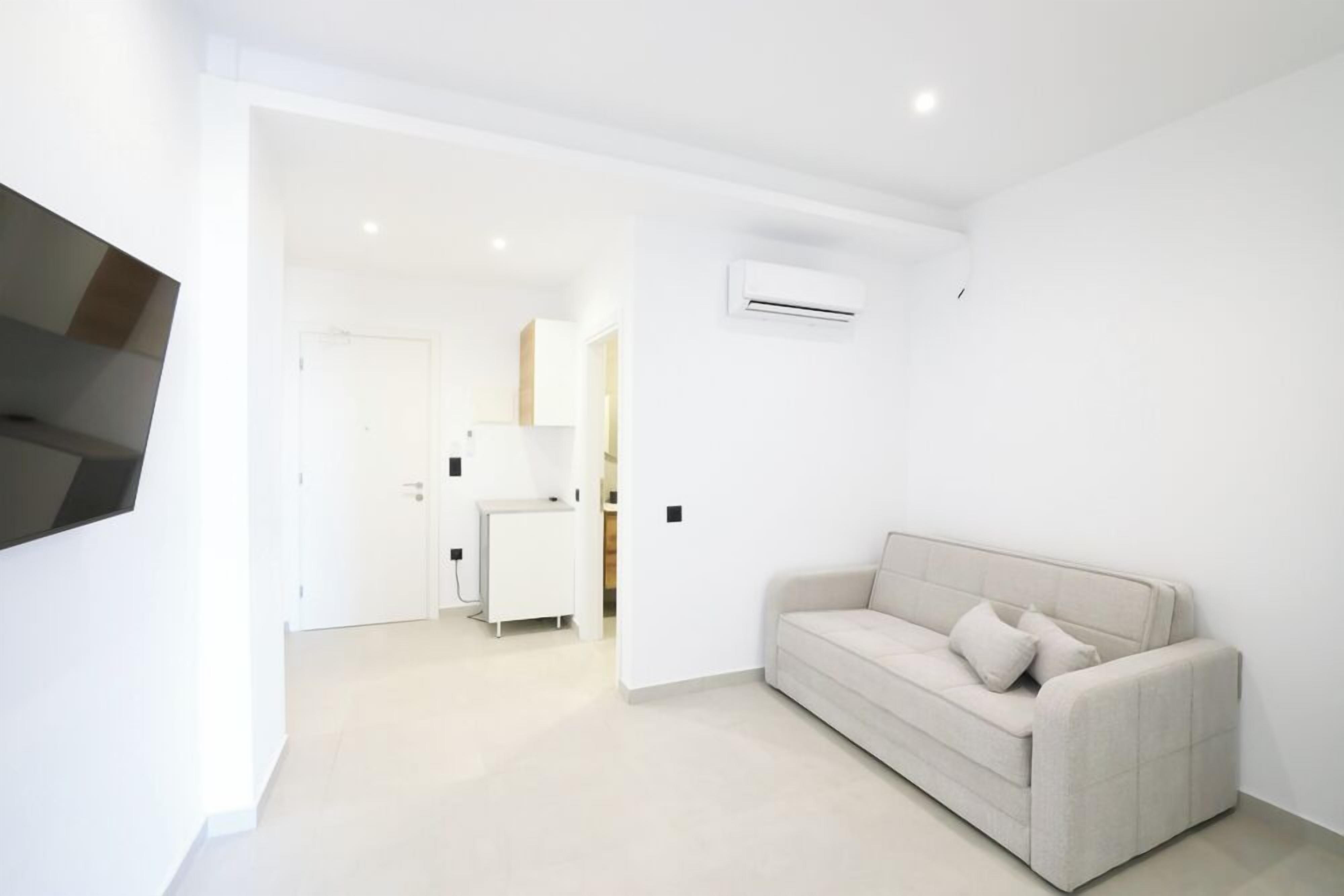 Suite Mewah, balkon | Minibar, tirai kedap cahaya, kedap suara, dan setrika/meja setrika