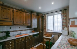Kühlschrank, Mikrowelle, Herdplatte, Geschirrspüler