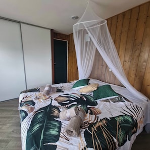 3 bedrooms, in-room safe, iron/ironing board, travel cot