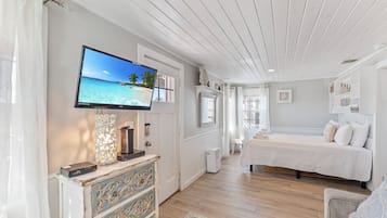 Tabla de planchar con plancha, wifi gratis y ropa de cama