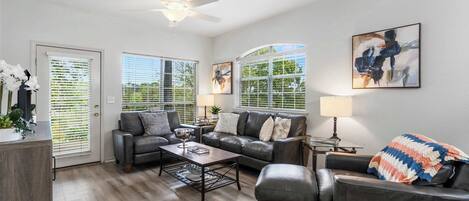 Condo, varias camas, patio, vista al campo de golf (Fairway Follies Luxury Retreat) | Área de sala de estar