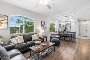 Apartment, Mehrere Betten, Terrasse, Blick auf den Golfplatz (Fairway Follies Luxury Retreat) | Wohnbereich