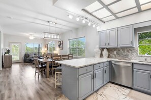 Appart'hôtel, plusieurs lits, patio, vue golf (Fairway Follies Luxury Retreat) | Intérieur